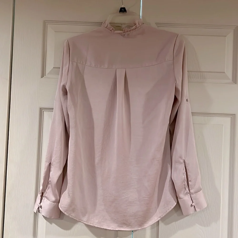 NWOT Express Long to 3/4 Sleeve Button Down Blouse w/Frilly Collar 🌺